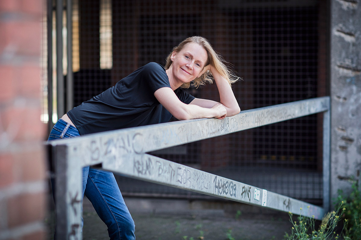 Carolin Fink – schwarze Lederjacke Schranke lässig - Schauspielerin - Foto